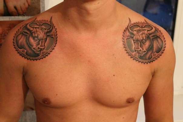a tatuagem do cara no clavícula - touros
