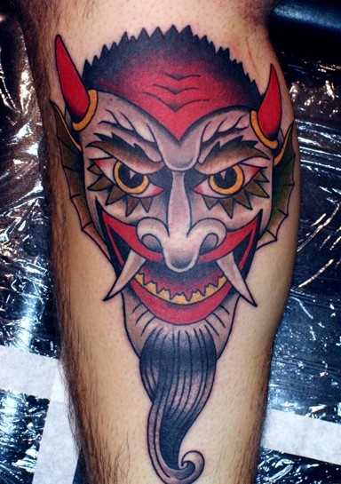 A tatuagem do cara sobre a perna - diabo