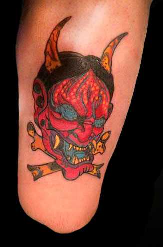 A tatuagem do diabo sobre a perna de um cara