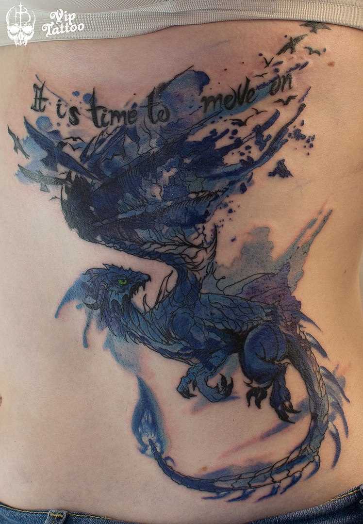 A tatuagem do dragão ao lado de meninas