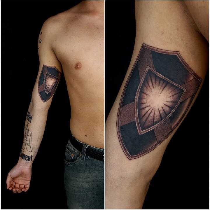 A tatuagem do escudo na mão de homens