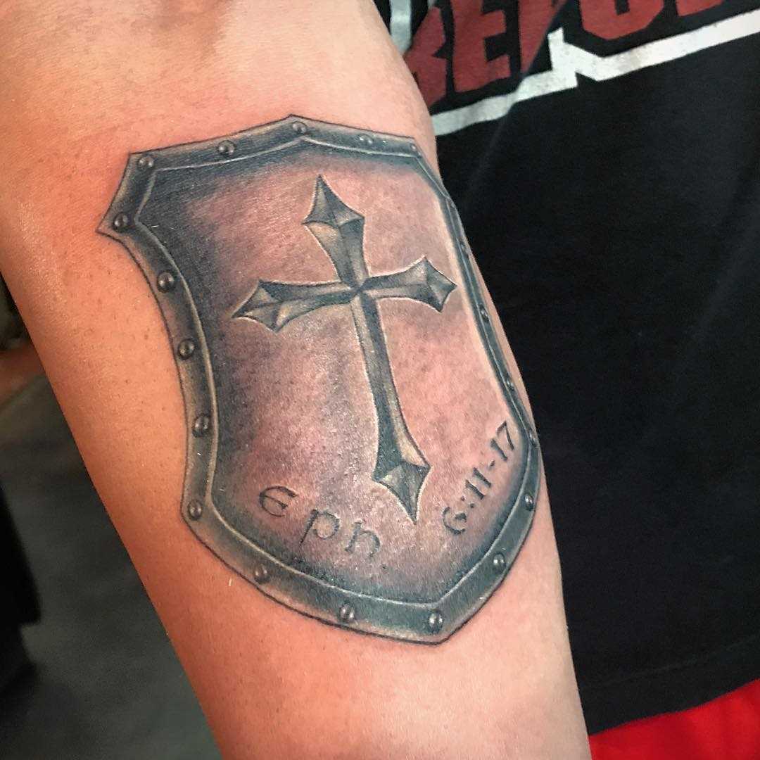 A tatuagem do escudo no antebraço homens