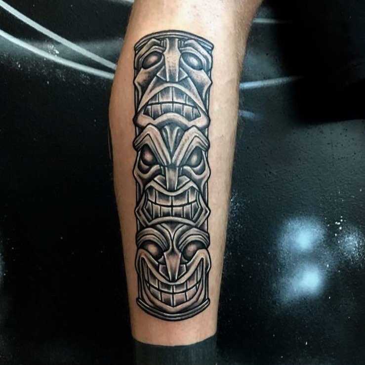 A tatuagem do totem sobre a perna de homens