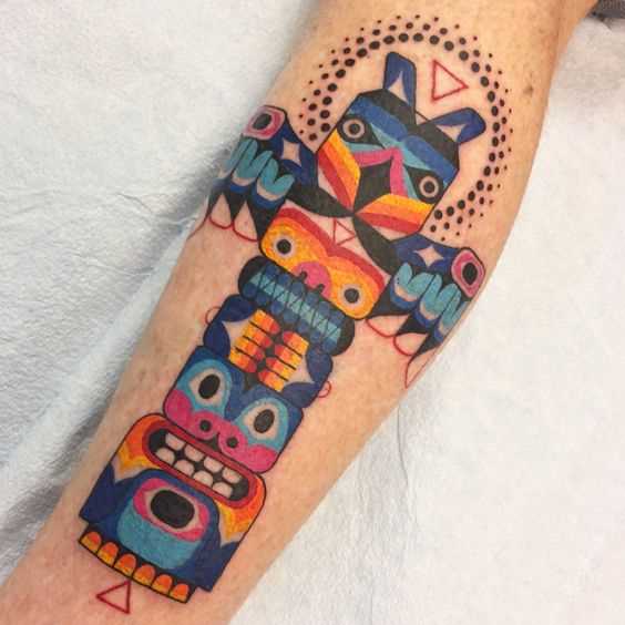 A tatuagem do totem sobre a perna de um cara