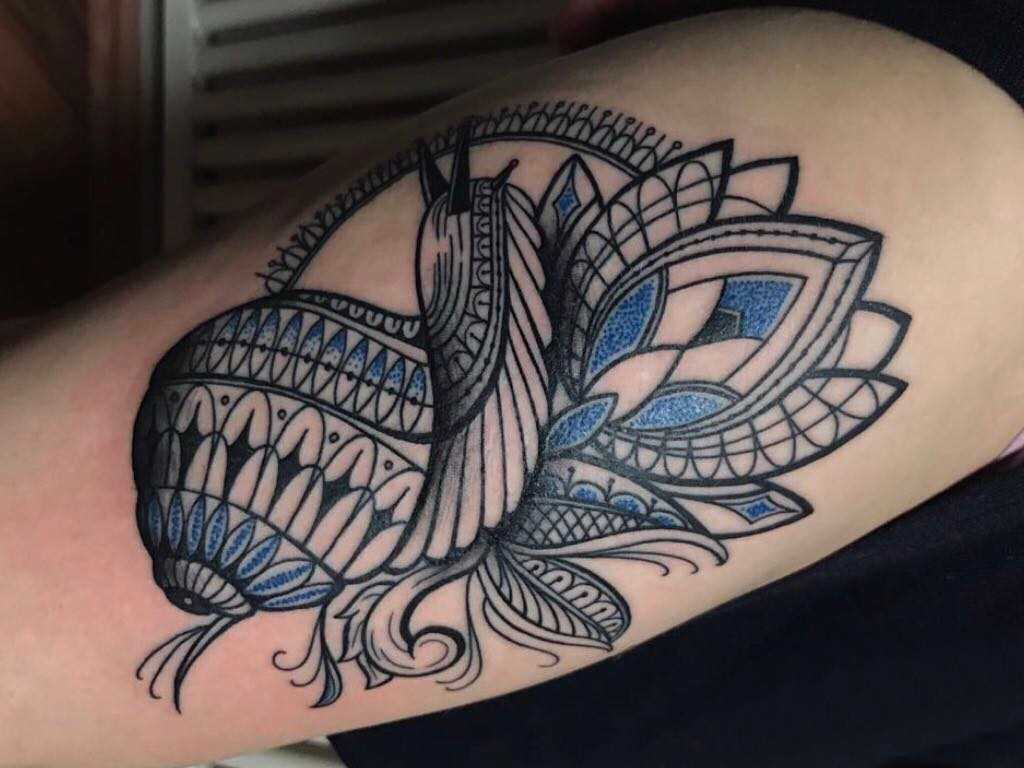 A tatuagem é um caracol na mão de um cara