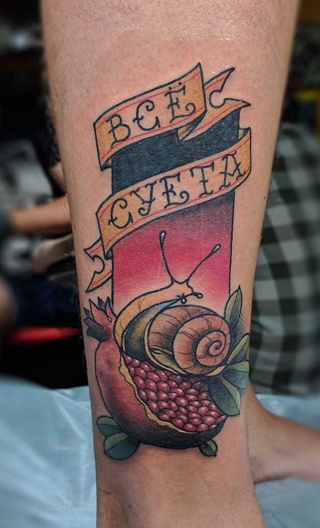 A tatuagem é um caracol sobre a perna de um cara