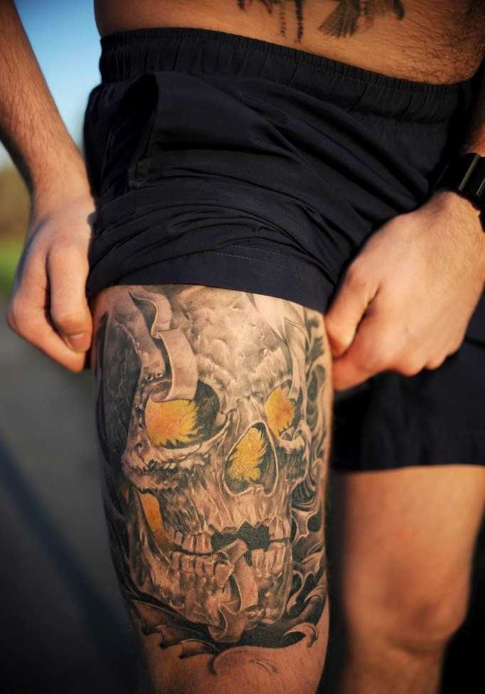 A tatuagem em forma de 3d do crânio no quadril cara