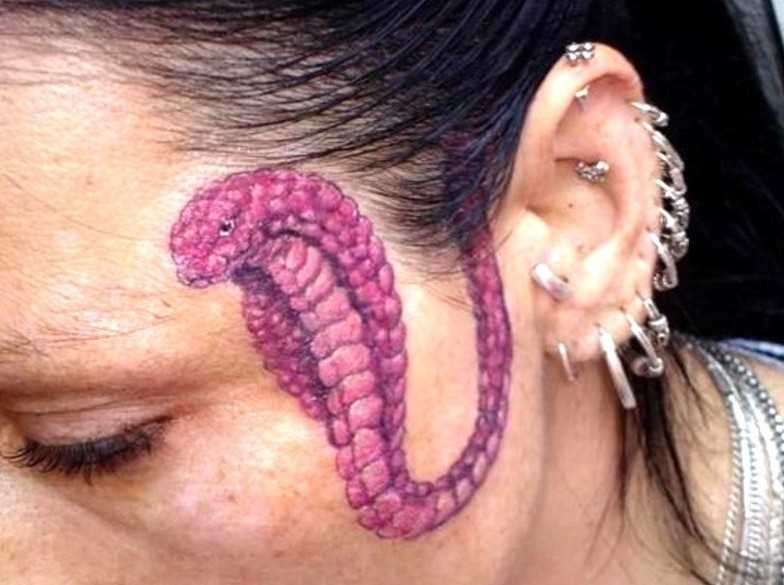 A tatuagem em forma de cobra no rosto de uma menina