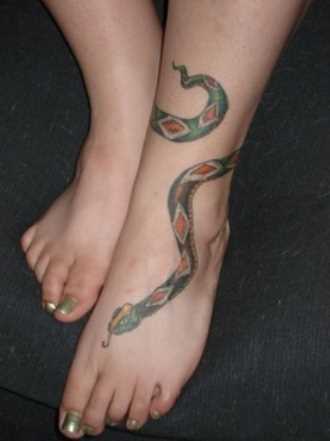 A tatuagem em forma de cobra t menina