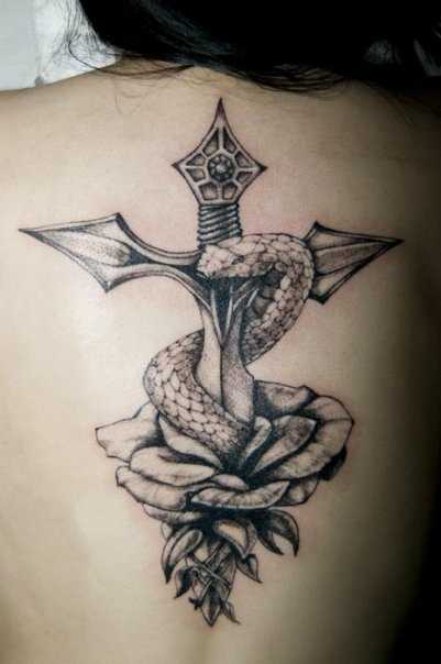 A tatuagem em forma de serpente na parte de trás da menina