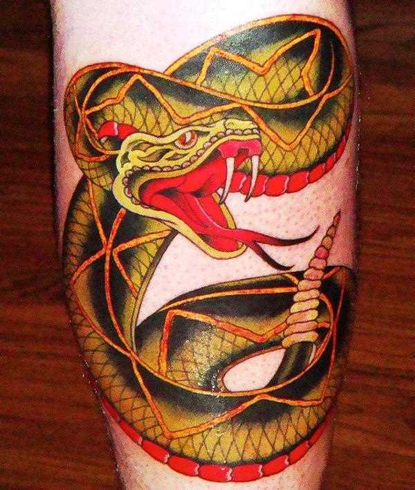 A tatuagem em forma de serpente sobre a perna de um cara