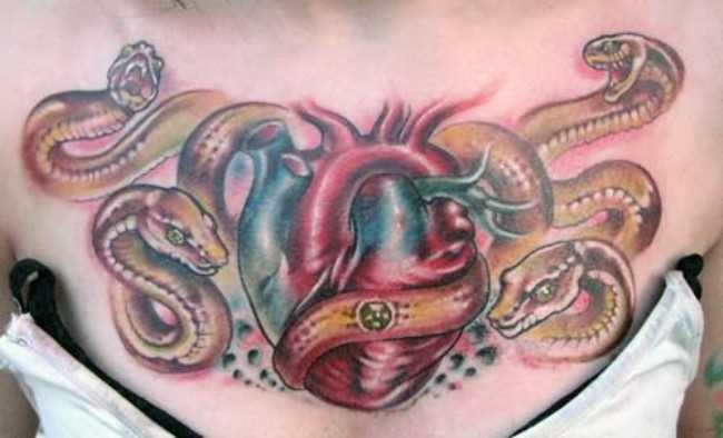 A tatuagem em forma de serpente sobre o peito da menina