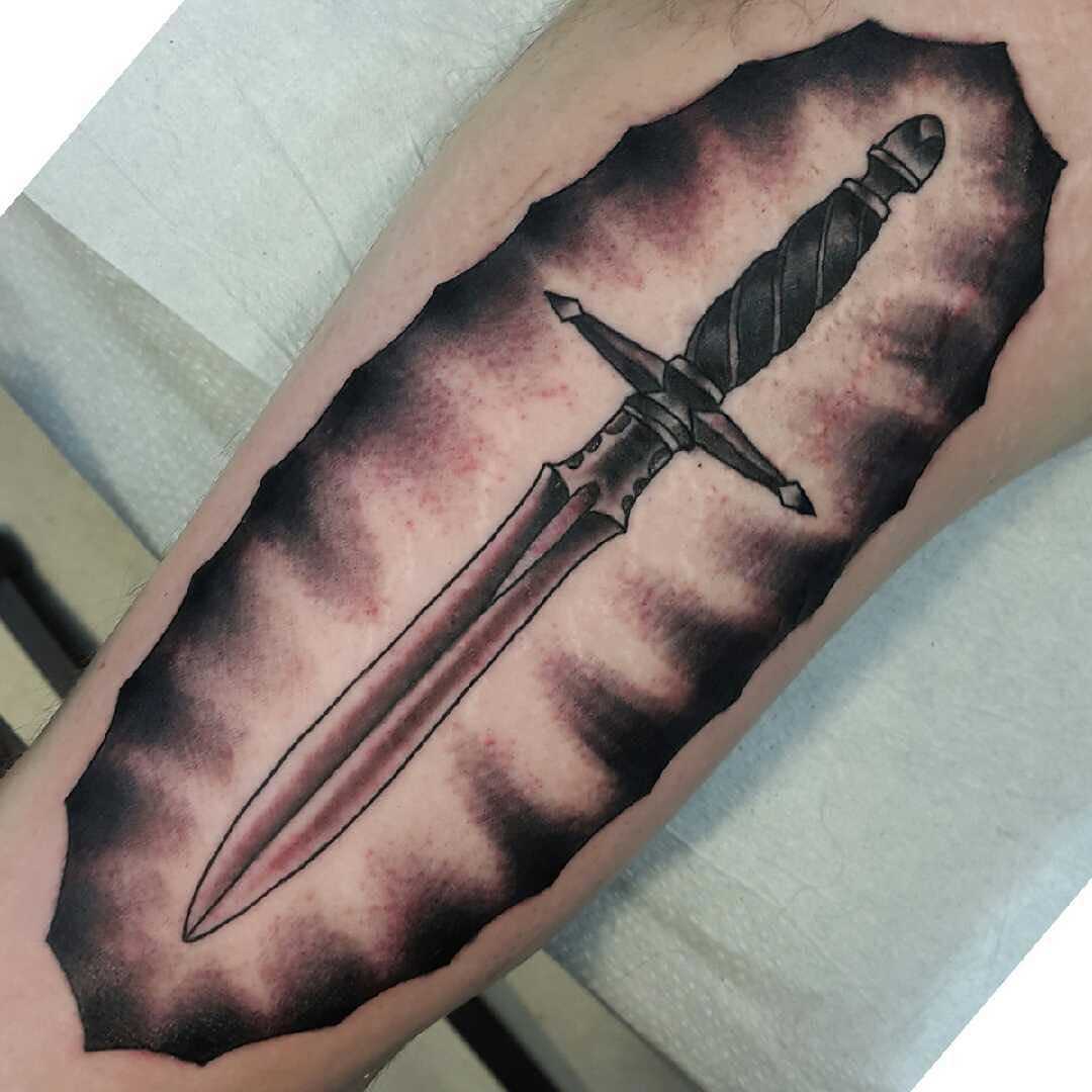 A tatuagem espada no antebraço cara