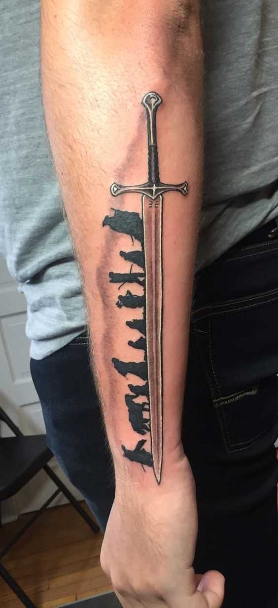 A tatuagem espada no antebraço homens