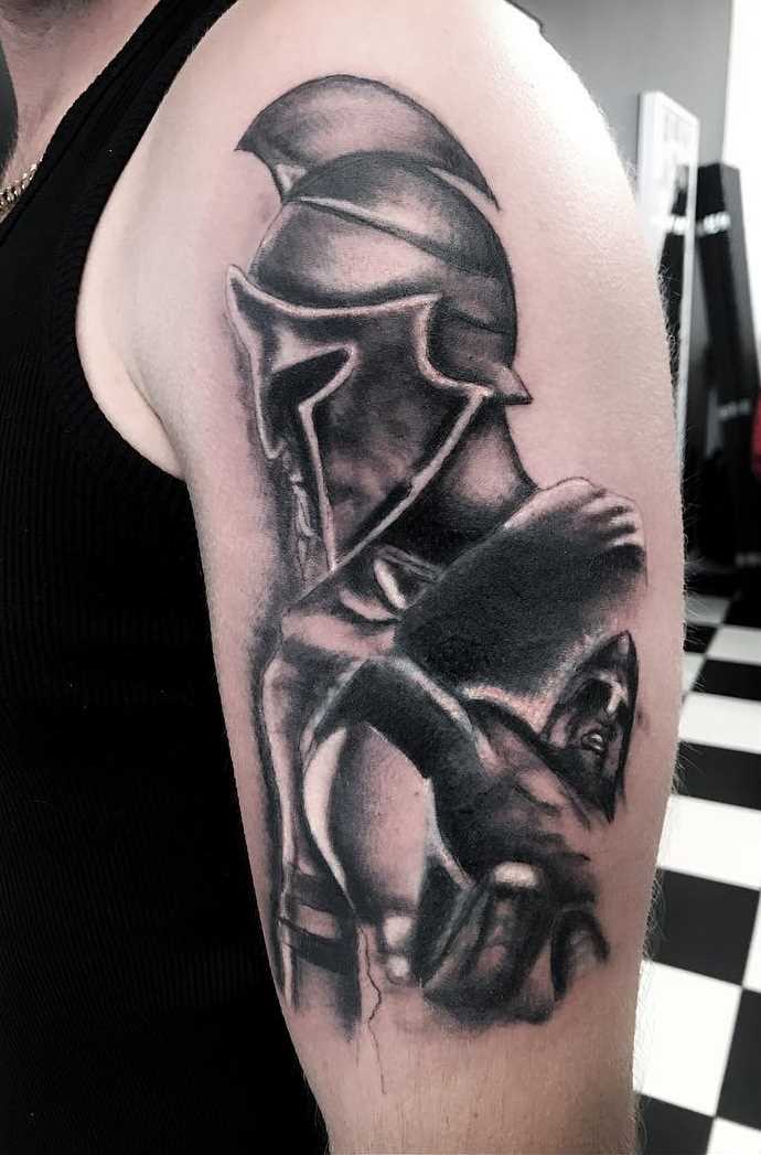 A tatuagem espartano no ombro de homens