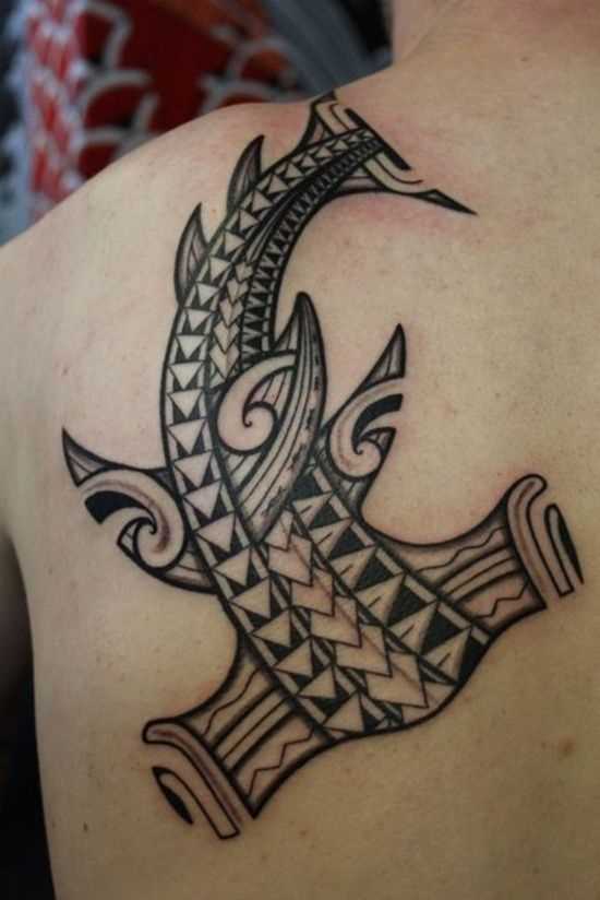 A tatuagem estilo tribal blade cara - de- peixe-martelo