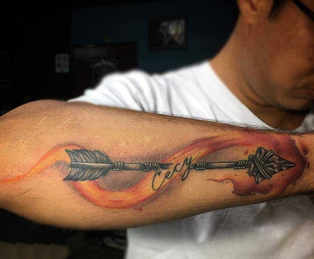 A tatuagem flechas no antebraço homens