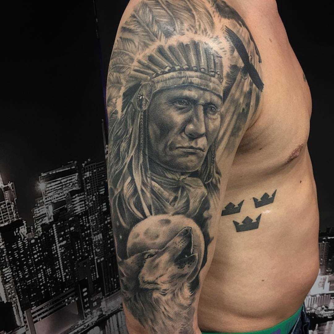A tatuagem indiano com o lobo no ombro do cara
