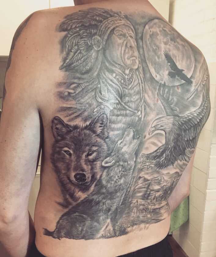 A tatuagem indiano com os lobos e a águia nas costas de homens