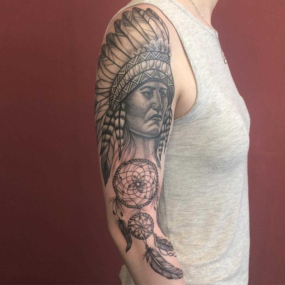 A tatuagem indiano no ombro da menina