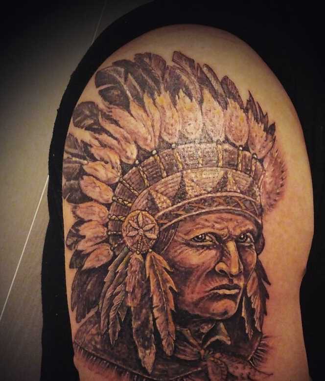 A tatuagem indiano no ombro de homens