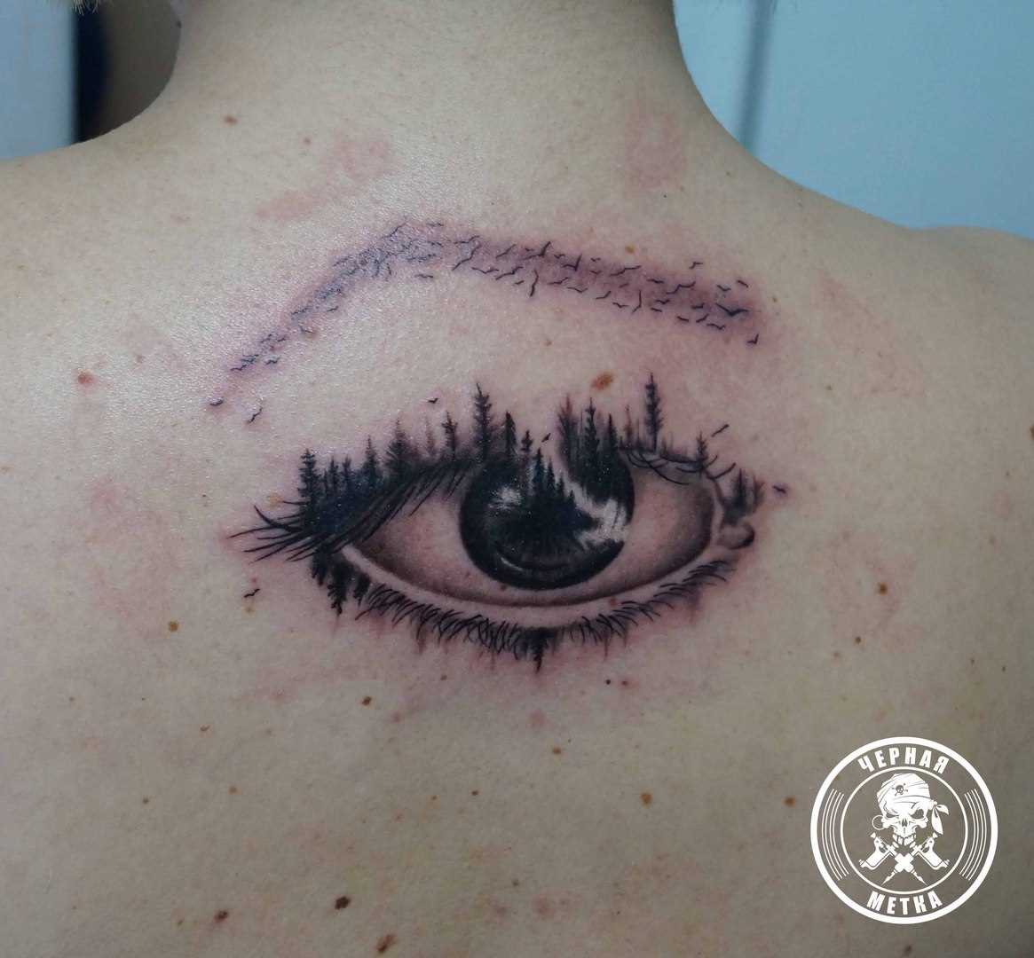 A tatuagem na parte de trás, a menina dos olhos