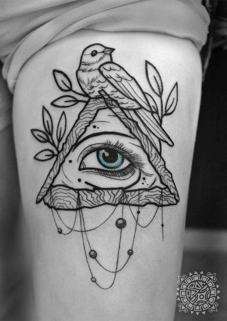 A tatuagem na sua coxa tem as meninas dos olhos e o pássaro
