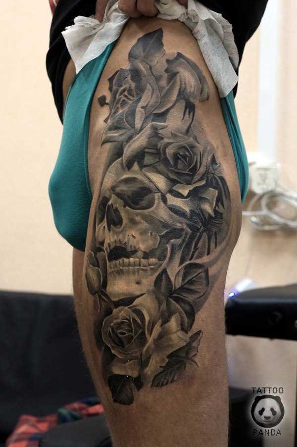 A tatuagem na sua coxa tem cara de crânio e rosas