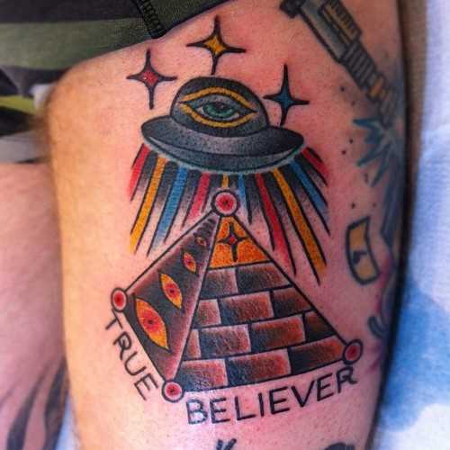 A tatuagem na sua coxa tem um cara - a pirâmide e o disco voador com um olho
