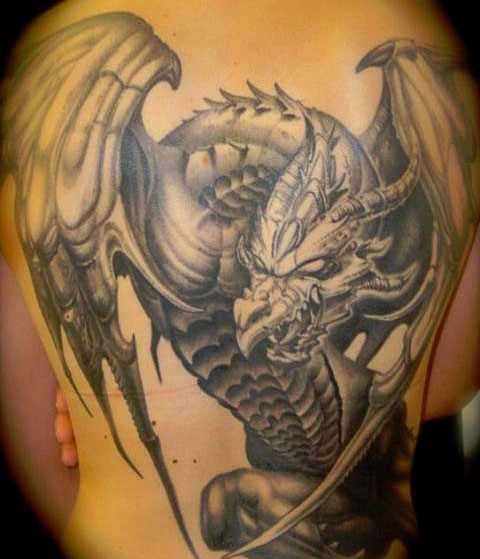 A tatuagem nas costas de um cara em forma de dragão