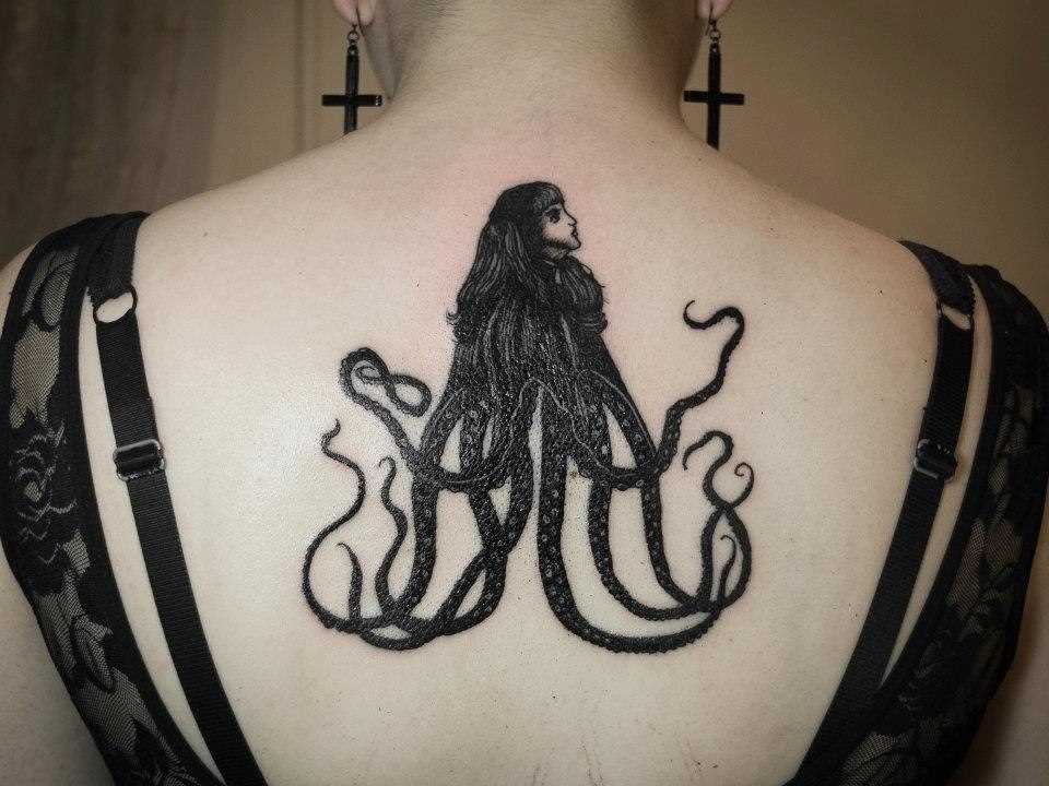A tatuagem nas costas de uma menina - a menina polvo