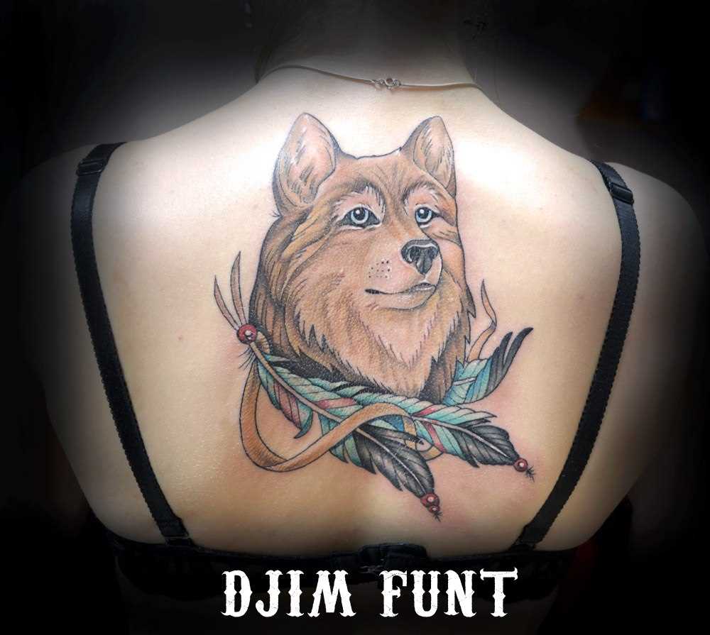 A tatuagem nas costas de uma menina - a raposa e as penas