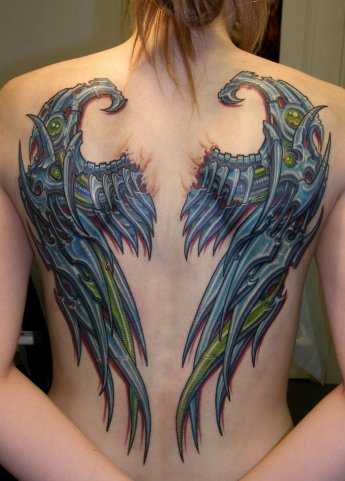 A tatuagem nas costas de uma menina - biomecânico de asas