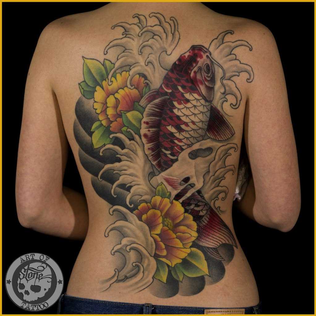 A tatuagem nas costas de uma menina - carpa