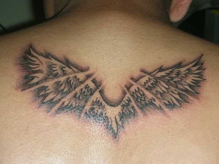 A tatuagem nas costas de uma menina como as asas de uma