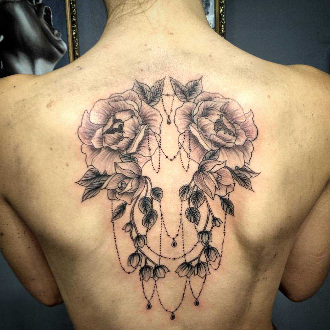 A tatuagem nas costas de uma menina - cores