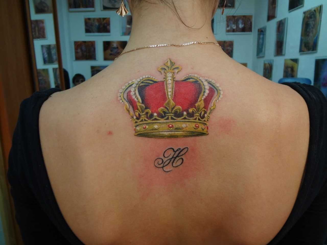 A tatuagem nas costas de uma menina - coroa