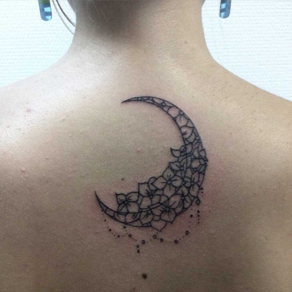 A tatuagem nas costas de uma menina - da-lua