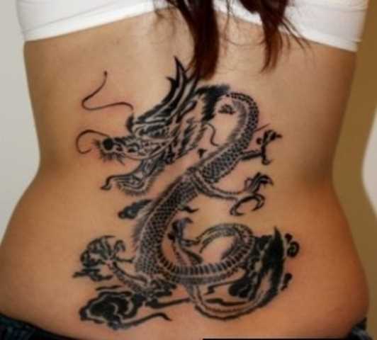 A tatuagem nas costas de uma menina de dragão