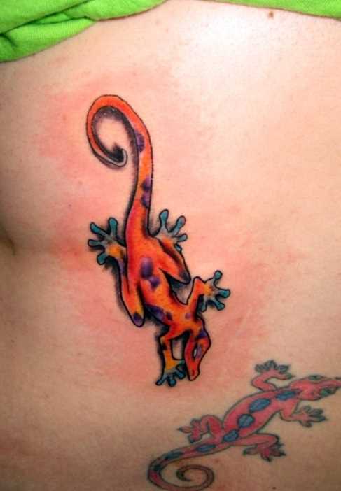A tatuagem nas costas de uma menina - dois lagartos