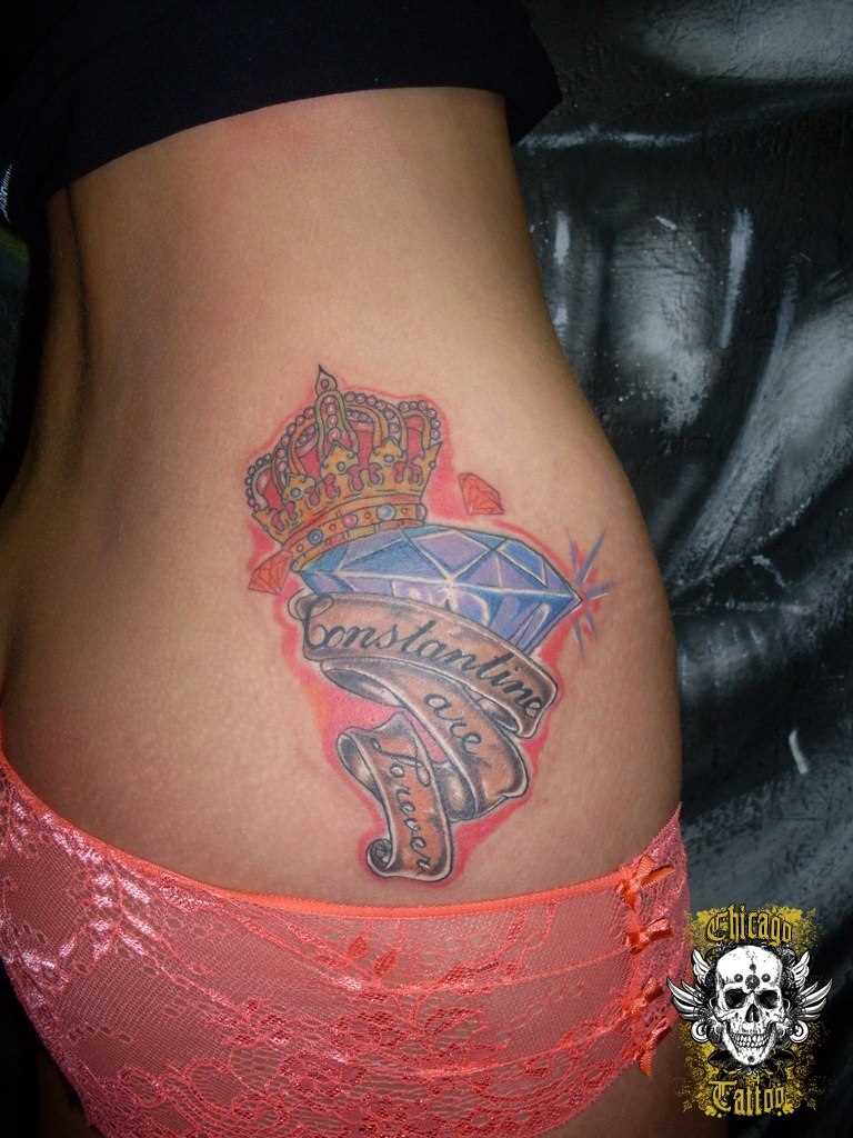 A tatuagem nas costas de uma menina - e a coroa de diamante