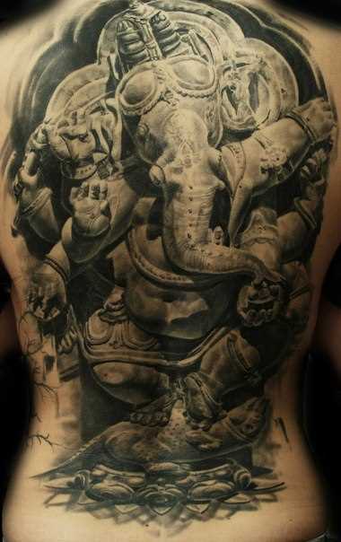 A tatuagem nas costas de uma menina - elefante Ganesh
