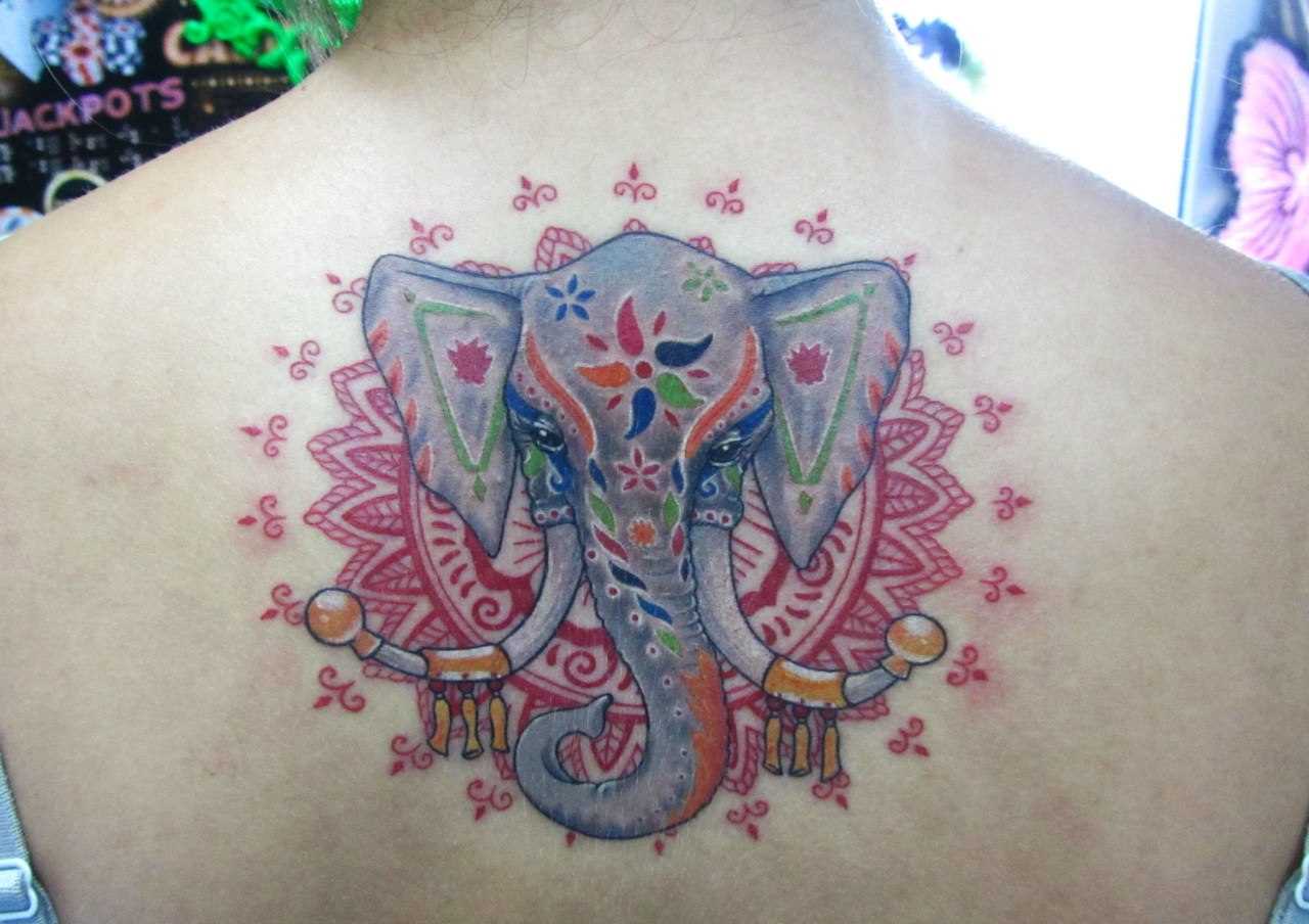 A tatuagem nas costas de uma menina - elefante