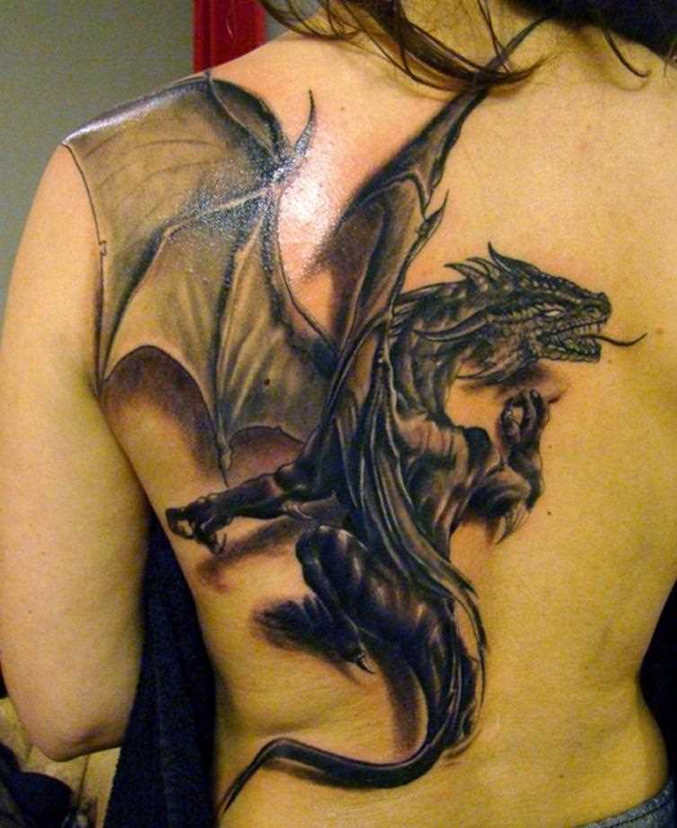 A tatuagem nas costas de uma menina em forma de dragão
