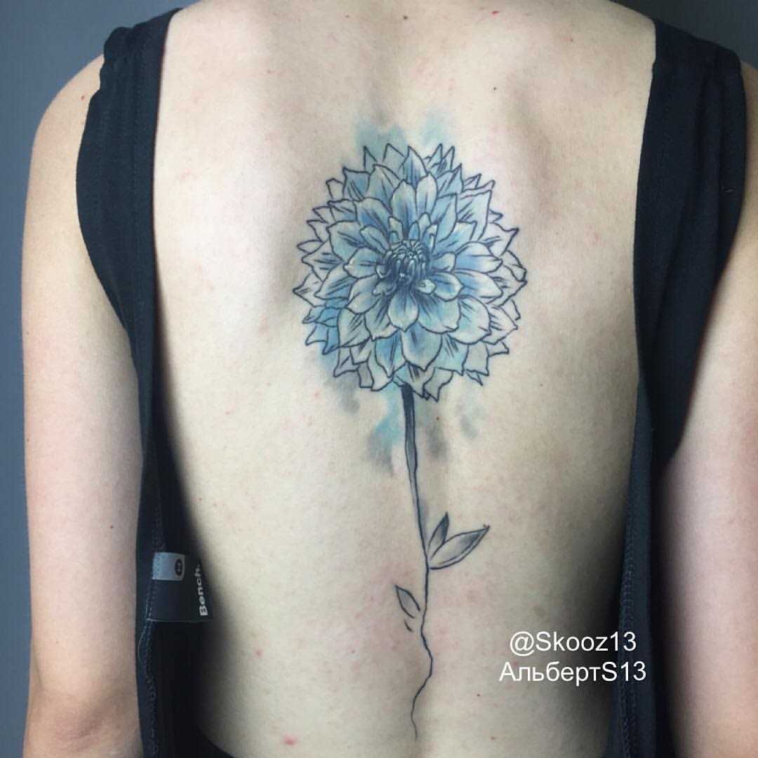 A tatuagem nas costas de uma menina - flor