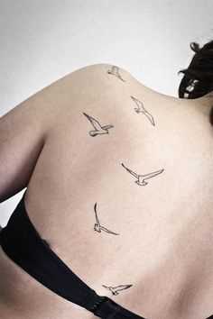A tatuagem nas costas de uma menina - gaivota