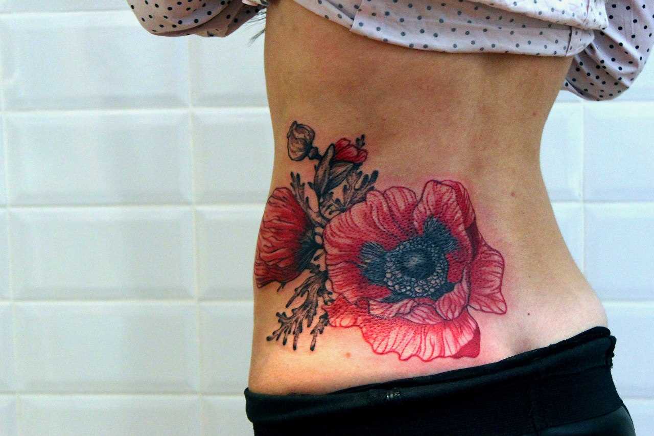 A tatuagem nas costas de uma menina - macs