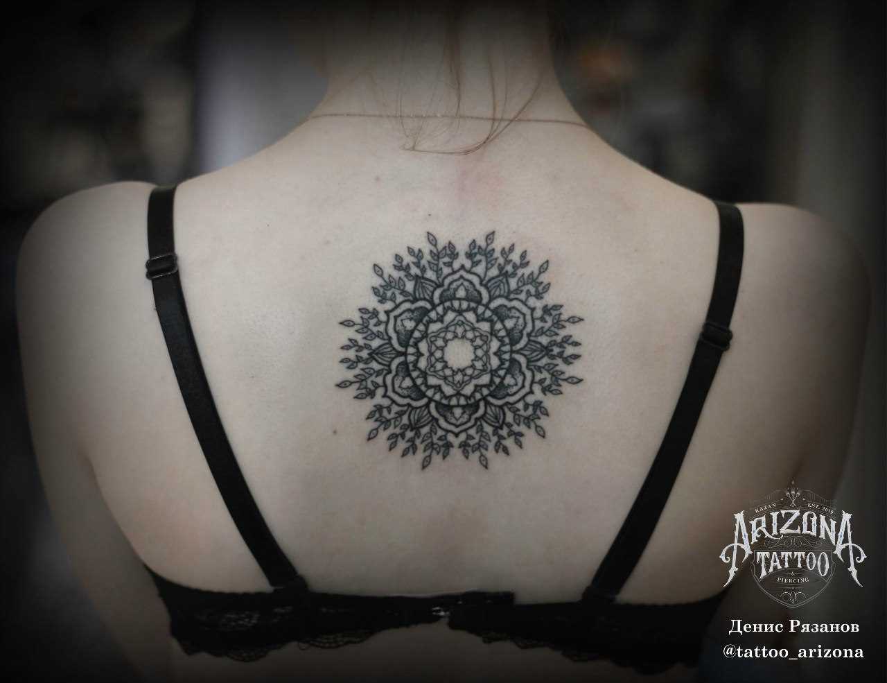 A tatuagem nas costas de uma menina - mandala