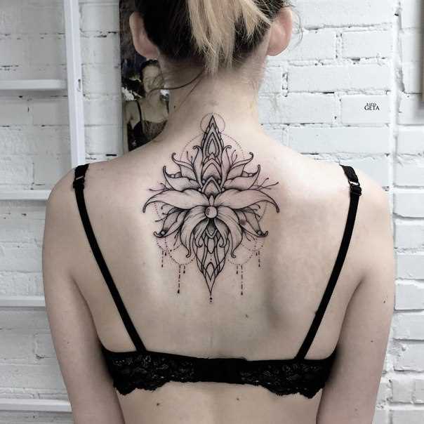 A tatuagem nas costas de uma menina no estilo lainvork - flor