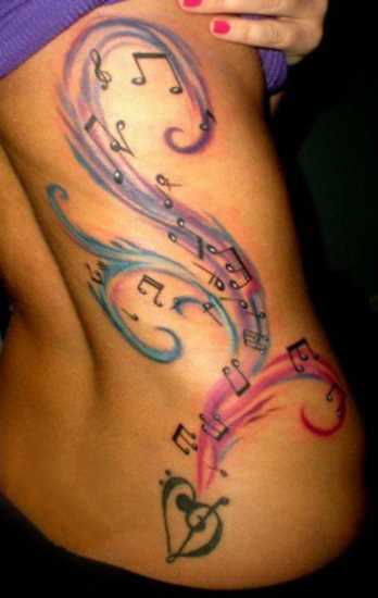 A tatuagem nas costas de uma menina notas e violin chaves